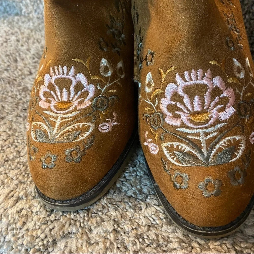 OLIVIA MILLER Embroidered Suede Floral Exposed Ankle Booties‎ Boho Size 6 - Picture 9 of 9